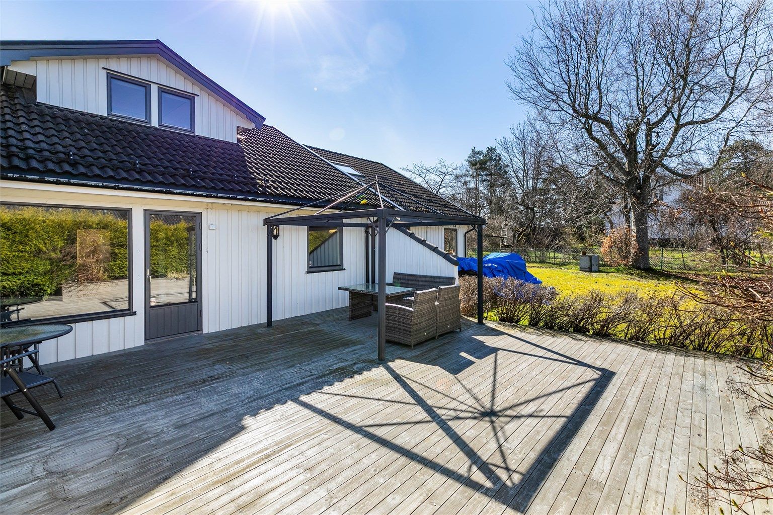 På den store terrassen er det sommerstid sol fra sen formiddag til sen kveld. Fotograf; Børge Oppegård.