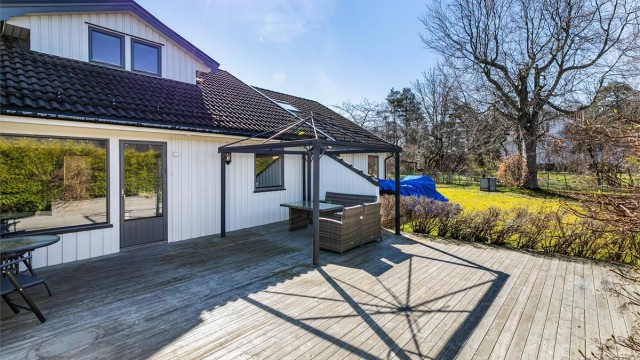 På den store terrassen er det sommerstid sol fra sen formiddag til sen kveld. Fotograf; Børge Oppegård.