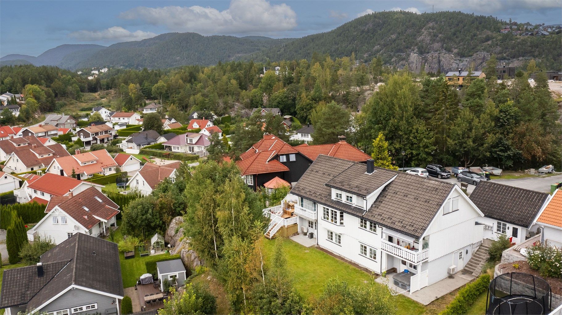 Eiendommen har en svært god beliggenhet på Åfoss med gode solforhold.