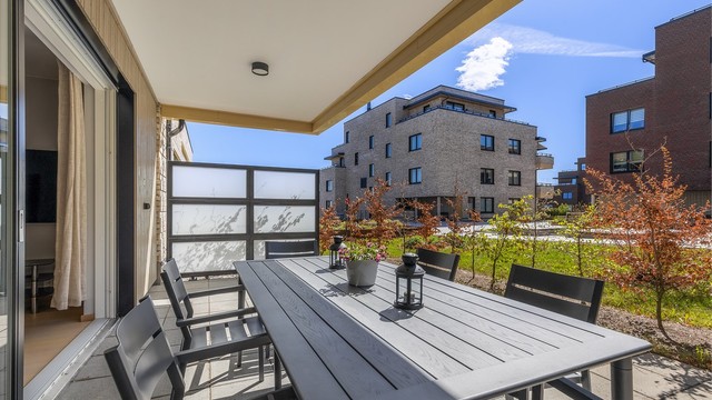 Sydvestvendt markterrasse med gode solforhold og god plass til utemøbler.