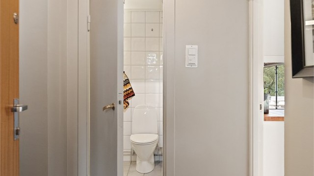 Lys og innbydende entré som gir et godt førsteinntrykk av boligen