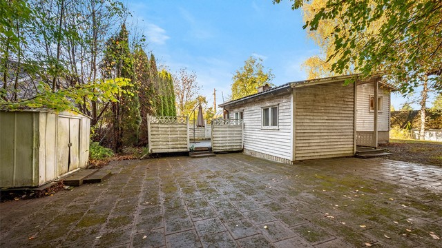Deler av tomten er opparbeidet betongheller og gruslagt gårdsplass