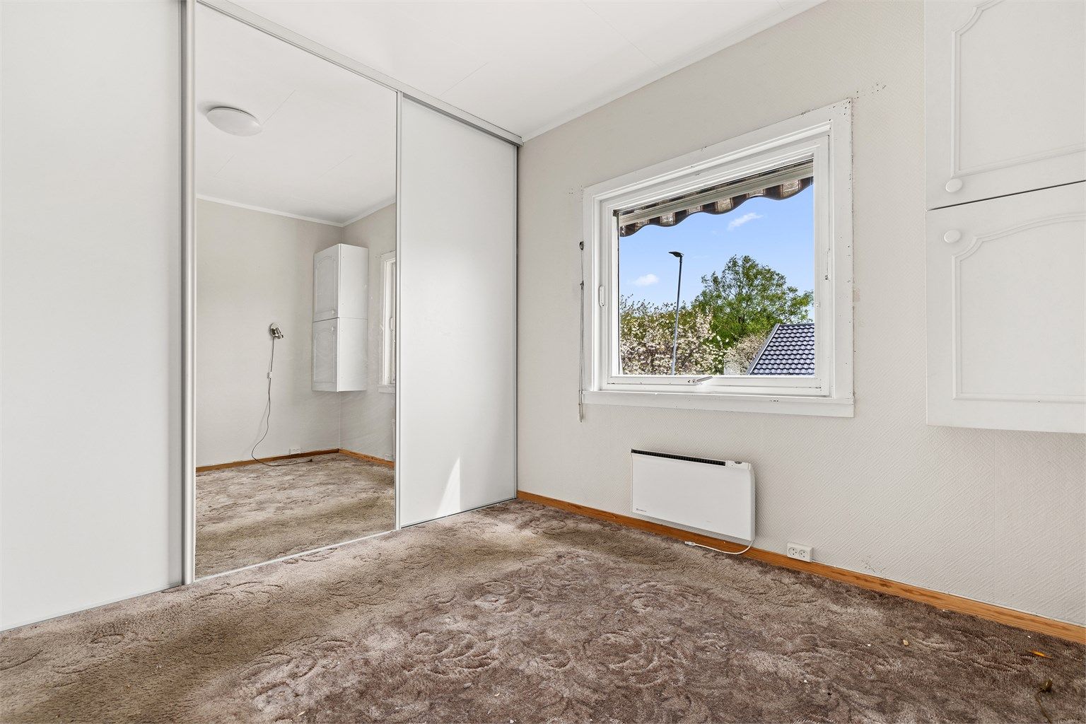 Soverommet er utstyrt med en romslig skyvedørsgarderobe.