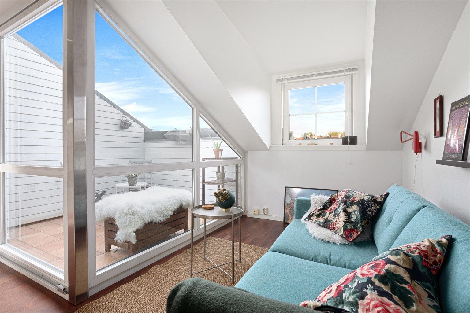 Store vindusflater som slipper inn rikelig med sol