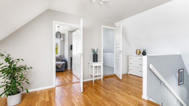 Et ekstra soverom vegg i vegg med badet er i senere år skilt ut fra loftstuen.