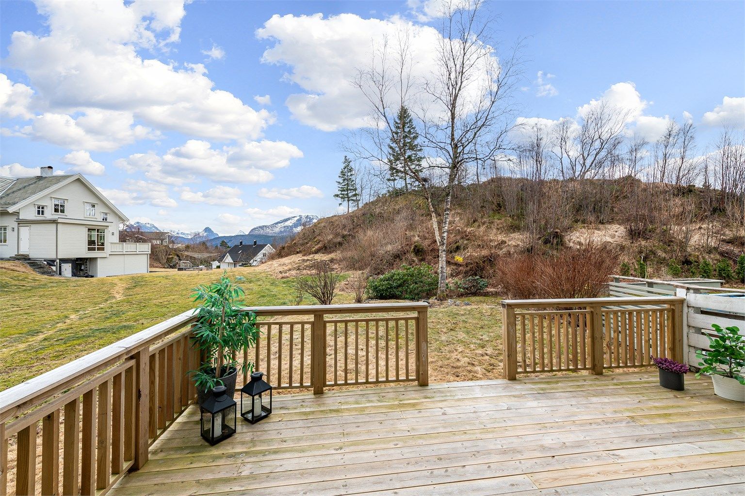 En skjermet og privat uteplass med god plass til en romslig sittegruppe og tilkomst til hage.