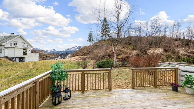 En skjermet og privat uteplass med god plass til en romslig sittegruppe og tilkomst til hage.