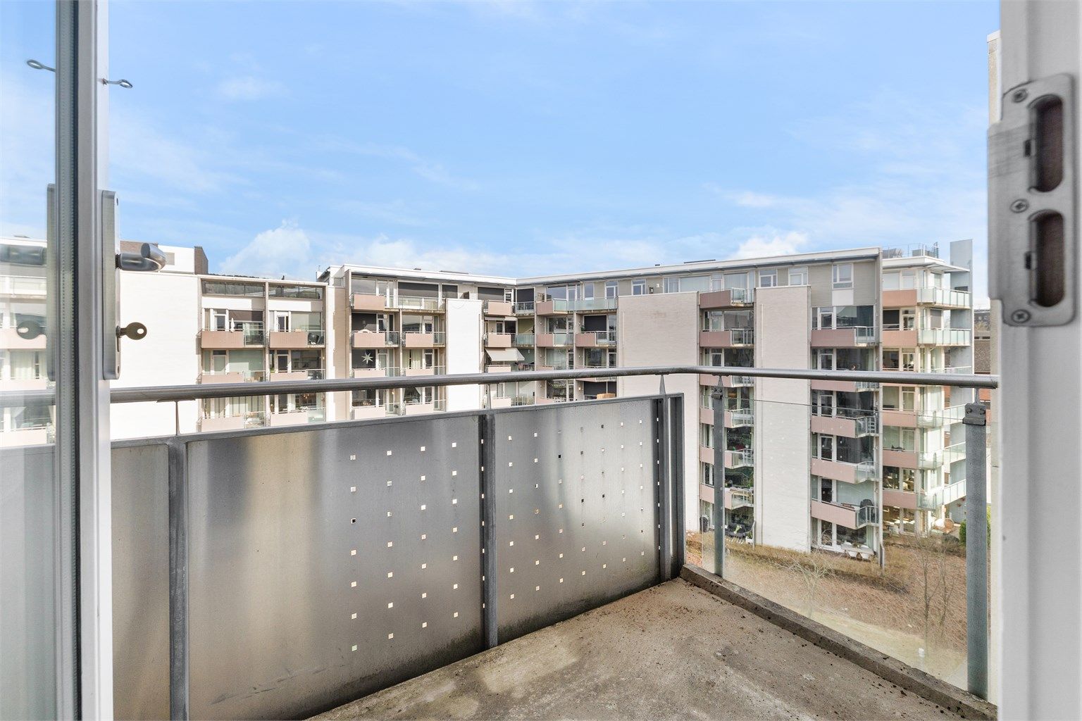 Balkongen ved kjøkkenet har synlig utebelysning og stikkontakt.