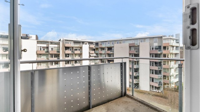 Balkongen ved kjøkkenet har synlig utebelysning og stikkontakt.