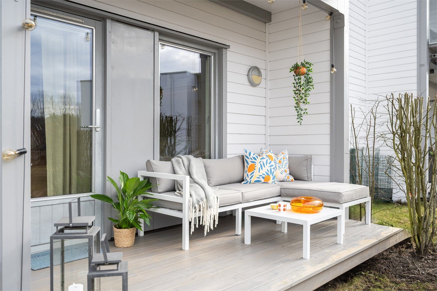 Her kan du enkelt skape din egen private oase med utemøbler og planter.