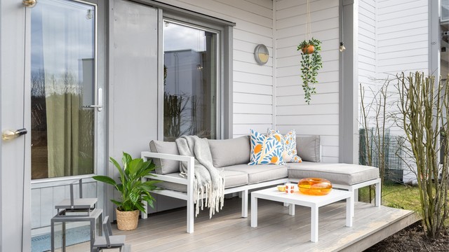 Her kan du enkelt skape din egen private oase med utemøbler og planter.