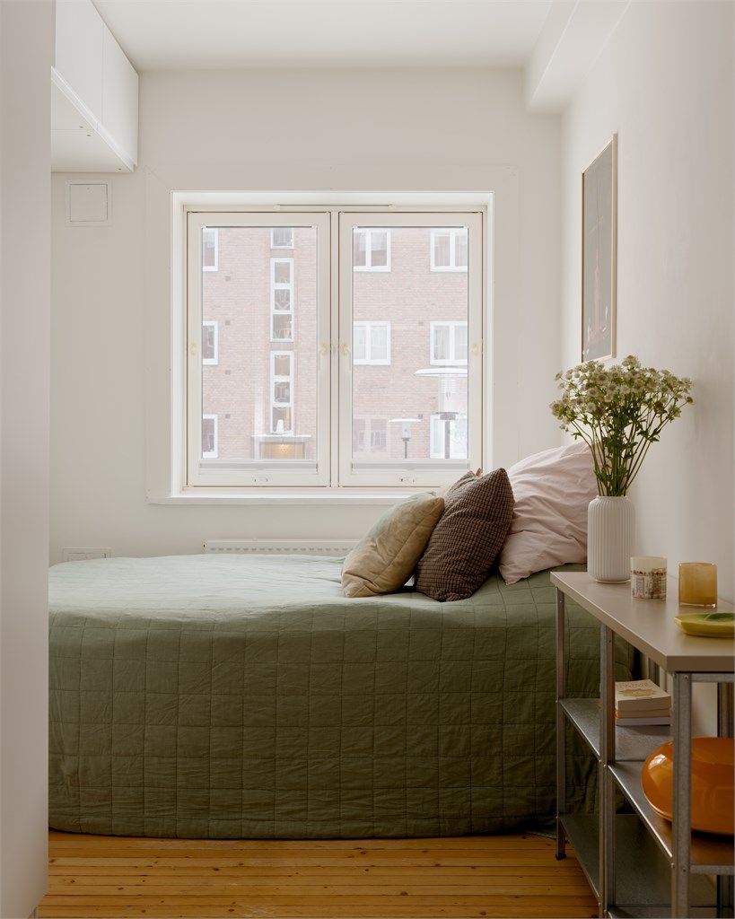 Her er det god plass til seng, pult eller annet ønskelig møblement. 