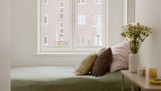 Her er det god plass til seng, pult eller annet ønskelig møblement.