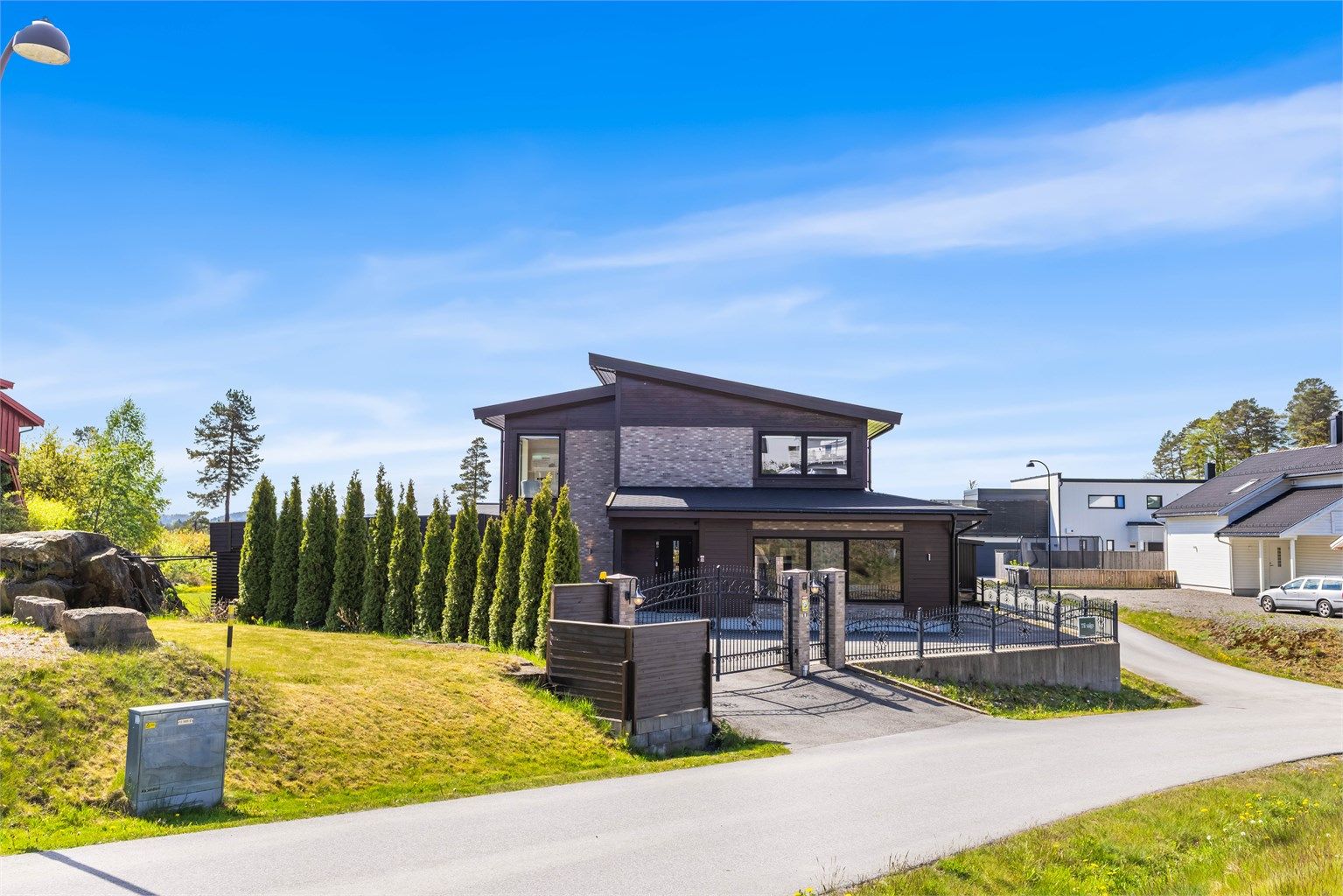 Boligområdet er etablert og barnevennlig, med lekeplass og fine turområder i nærheten. 