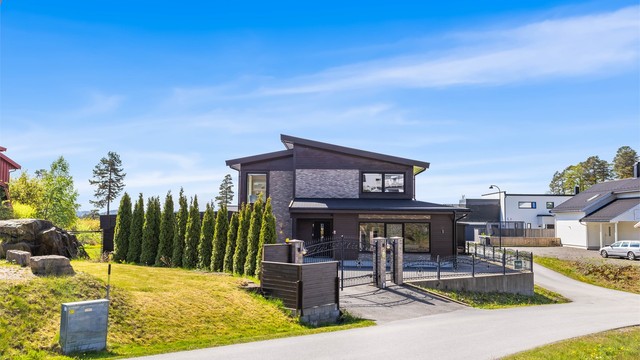Boligområdet er etablert og barnevennlig, med lekeplass og fine turområder i nærheten.