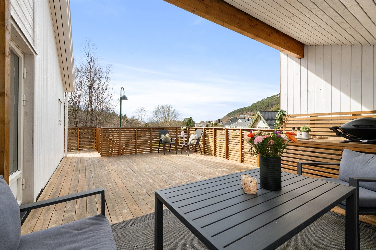 Boligen kan skilte med to store uteplasser på til sammen 96 m², som gir rikelig med plass for uteliv og gode solforhold.