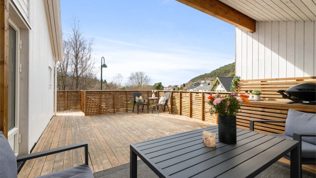 Boligen kan skilte med to store uteplasser på til sammen 96 m², som gir rikelig med plass for uteliv og gode solforhold.