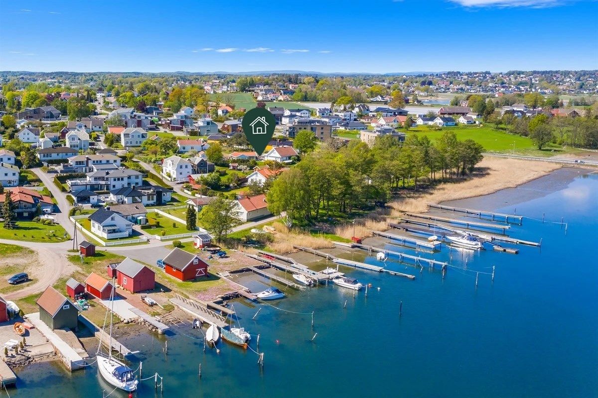 En hyggelig og attraktiv sjønær eiendom innerst i blindvei, rolig og solrikt med fin utsikt til sundet og egen brygge!