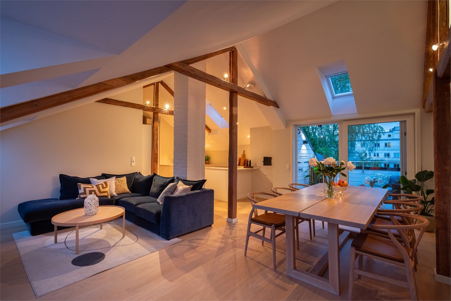 Krogsveen v/Simen Istre Grevskott har gleden av å presentere en svært delikat loftsleilighet med generøs takhøyde og en solrik takterrasse!