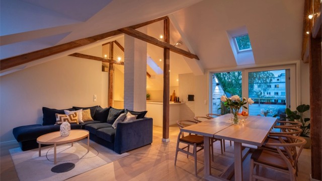 Krogsveen v/Simen Istre Grevskott har gleden av å presentere en svært delikat loftsleilighet med generøs takhøyde og en solrik takterrasse!