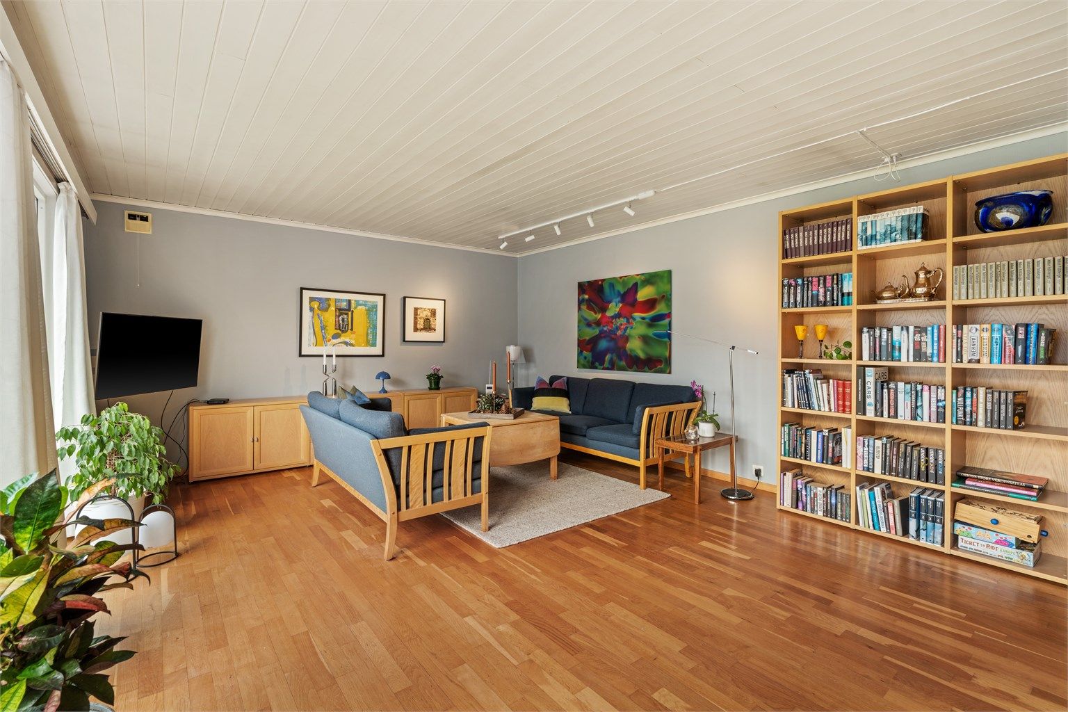 Stuen har god plass til en romslig sofagruppe og sitteplasser.