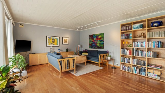 Stuen har god plass til en romslig sofagruppe og sitteplasser.