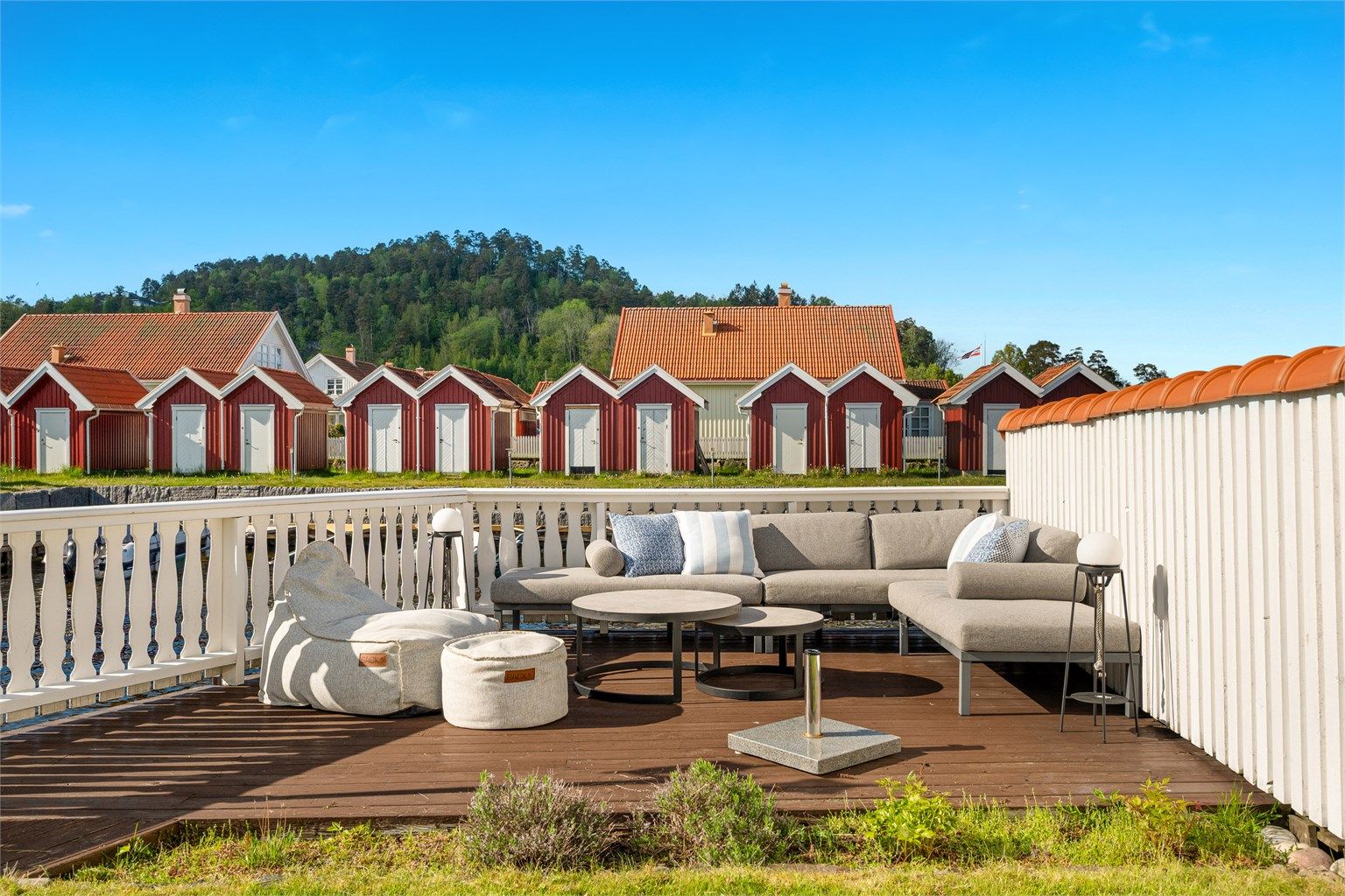 God plass til loungegruppe ytterst på brygga.
