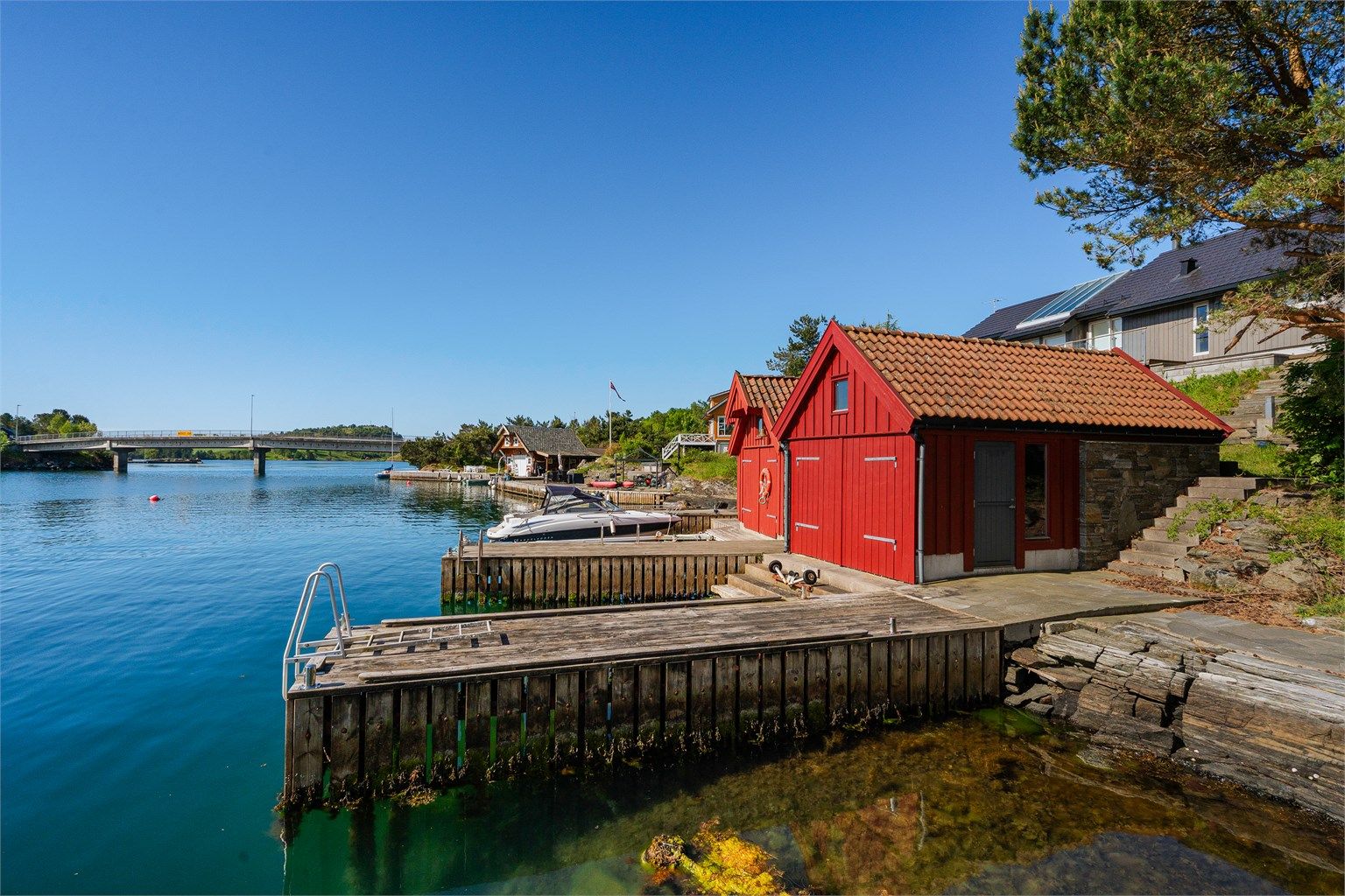 Til eiendommen hører det med naust og egen kai på eget bruksnummer, perfekt for båtliv og sommerdager.