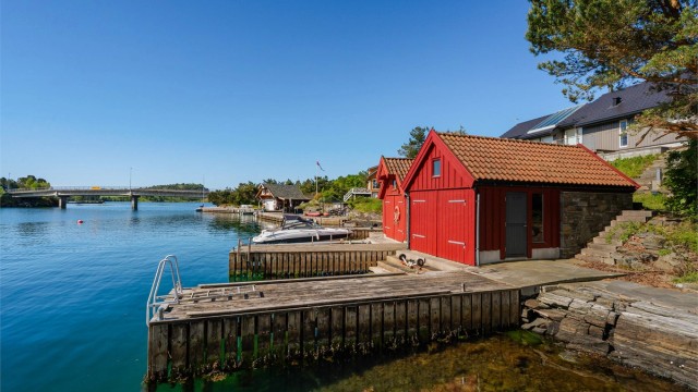 Til eiendommen hører det med naust og egen kai på eget bruksnummer, perfekt for båtliv og sommerdager.