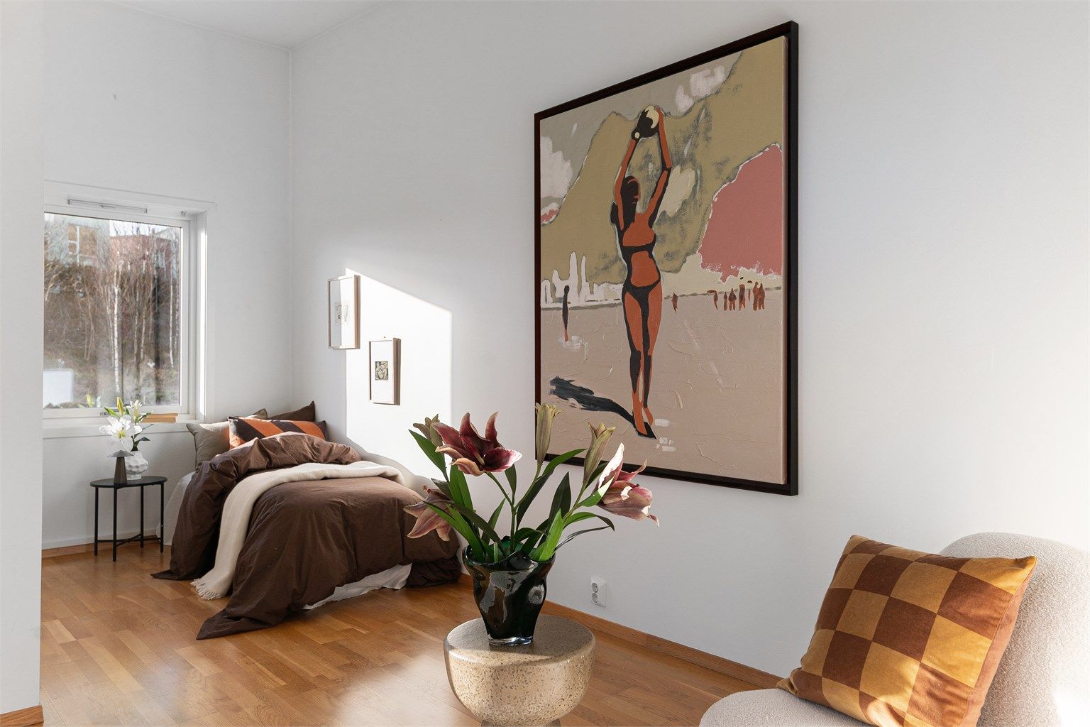 - Moderne og flott soverom som er åpent for naturlig lys -