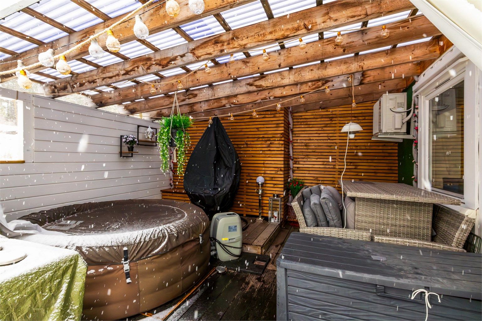 Den overbygde delen skaper en lun sittekrok til varme sommerdager.