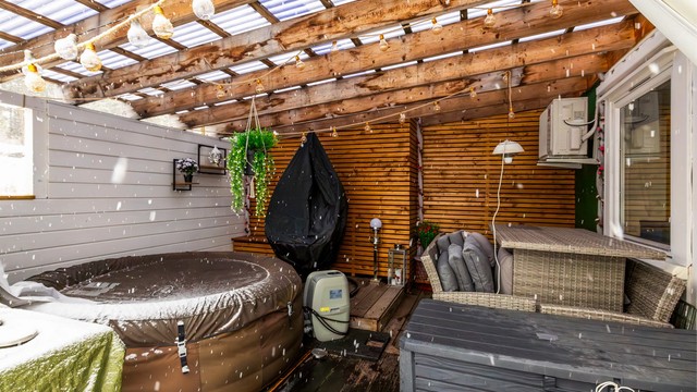 Den overbygde delen skaper en lun sittekrok til varme sommerdager.