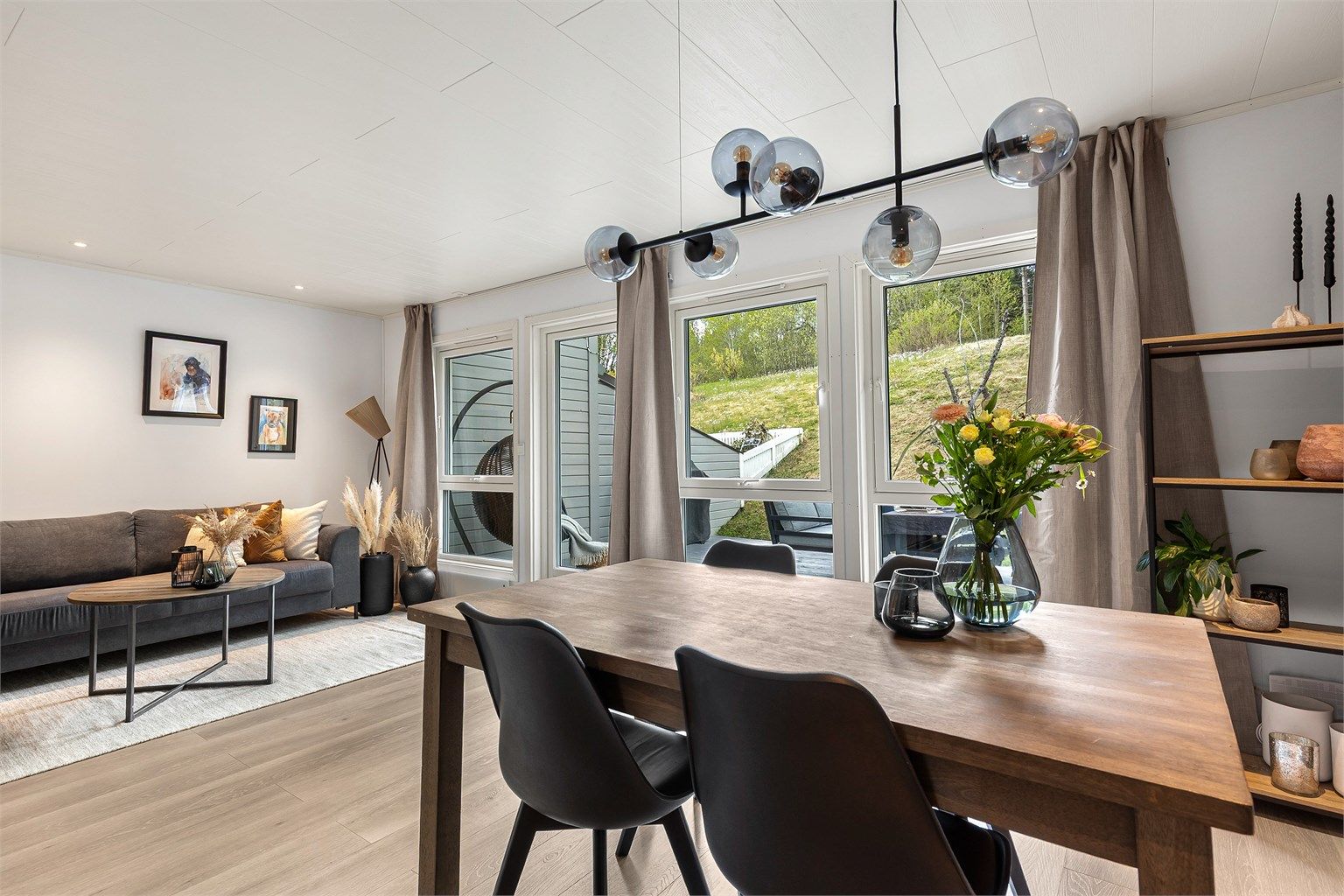 Rekkehuset går over 3 romslige plan, med stue og kjøkken i sosial sone som brer seg over hele 1. etasje. Foto: Pål Aanerud