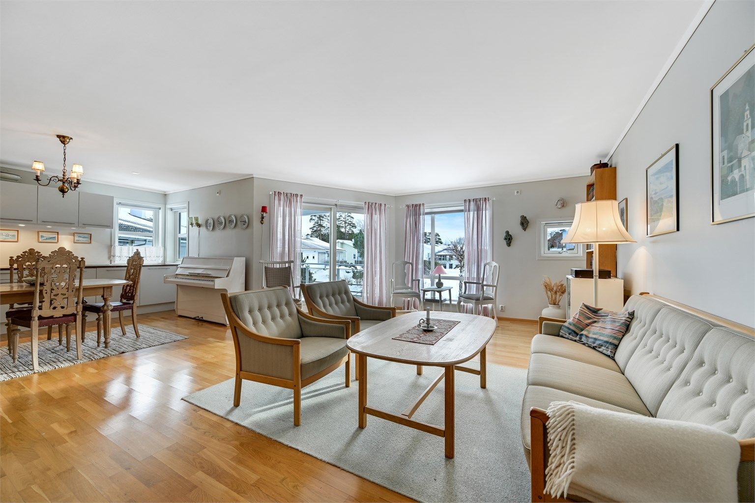 Den store stuen har en åpen og sosial kjøkkenløsning som gir en luftig og innbydende atmosfære.