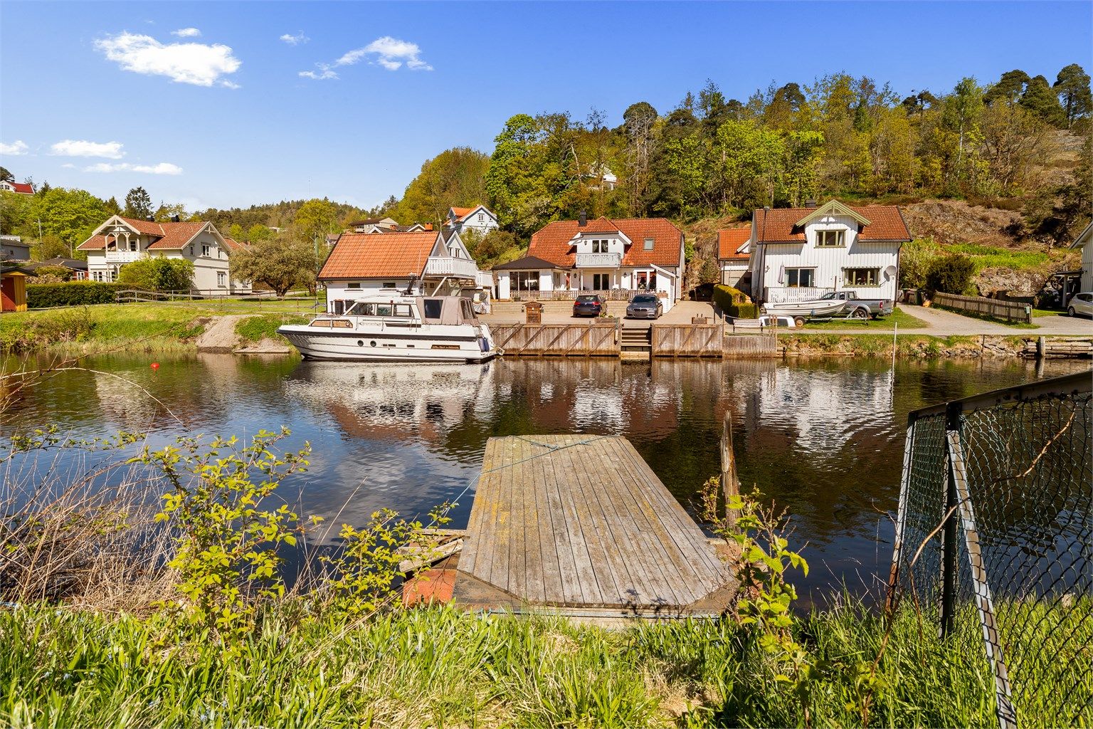 Bryggen er ikke omsøkt og således ikke godkjent av kommunen. 