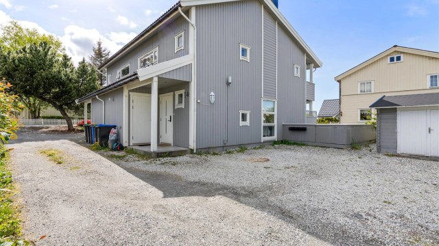 Stort gruset parkeringsareal på egen tomt.