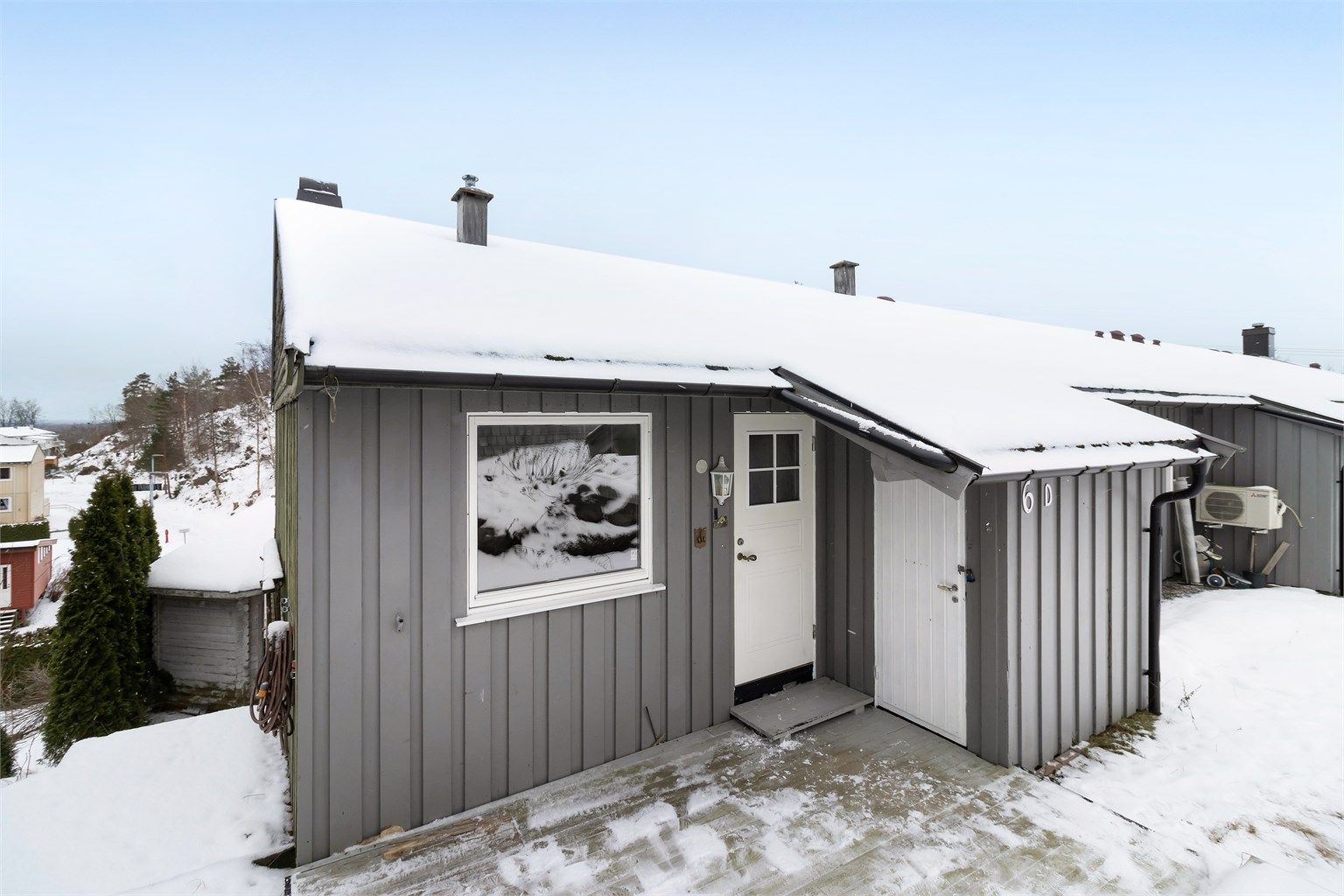 Inngangsparti med praktisk utebod. 