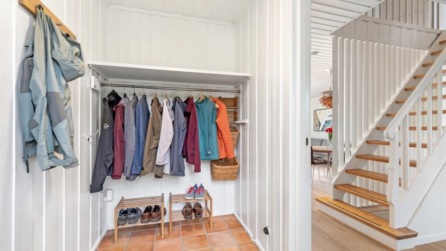 Entré med god plass til å henge fra seg yttertøy og sette fra seg sko