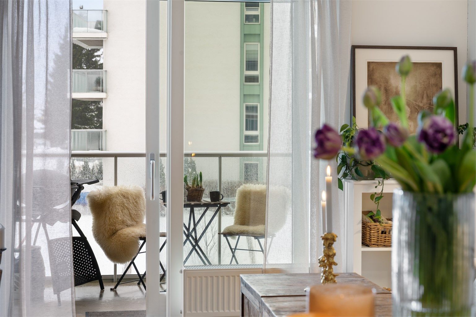 Fra stuen har man adkomst til leilighetens balkong