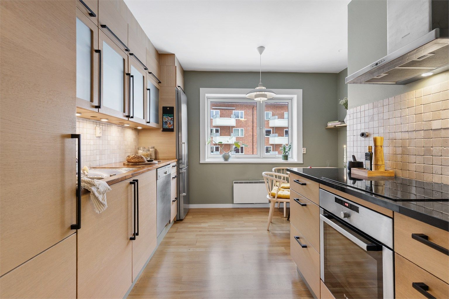 Leiligheten har gode kvaliteter, blant annet et påkostet og romslig kvalitetskjøkken fra Kvik med smarte løsninger.