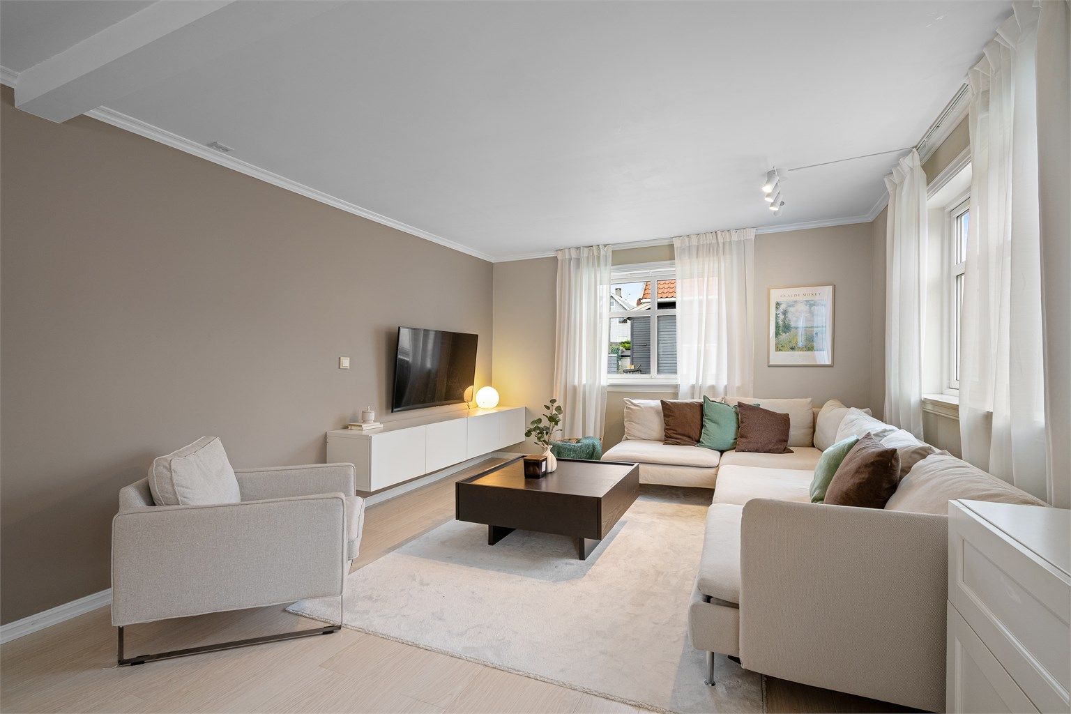 Romslig pg god stue med plass til en stor sofagruppe. 