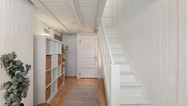 Trapperommet i kjelleren er lyst og gir adkomst til de innredede rommene.