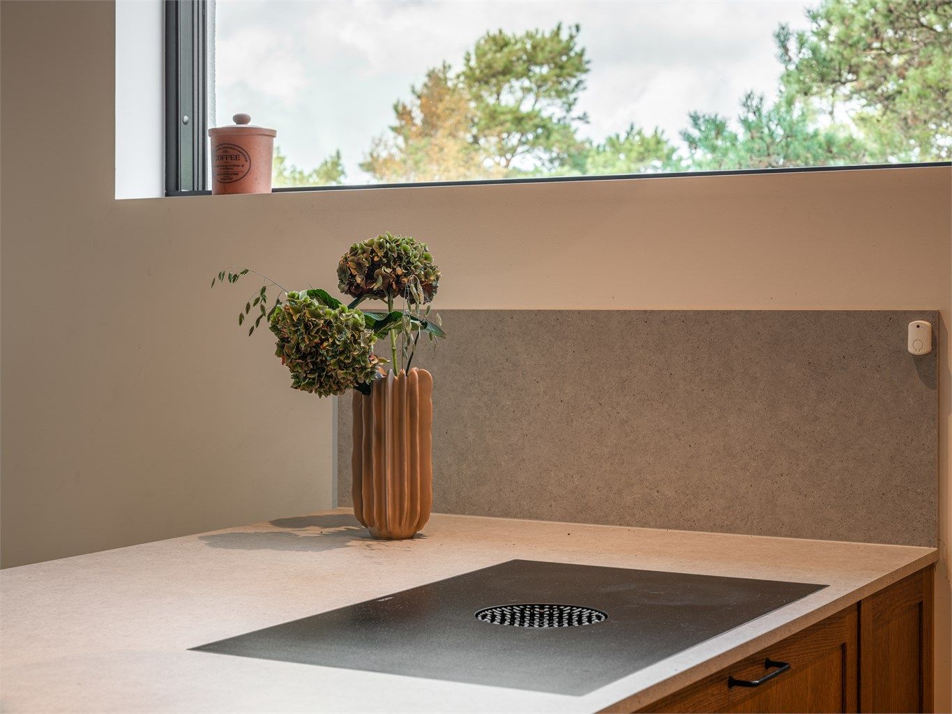Benkeplatene er varmebestandige. Nedsenket platetopp har induksjon og avtrekk med kullfilter.
