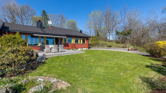 Flott hage og flere uteplasser med gode solforhold på begge sider av huset.