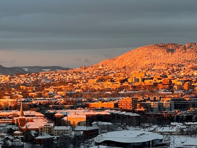 Fra balkongen er det fantastiske solnedganger. Selgers egne bilder.