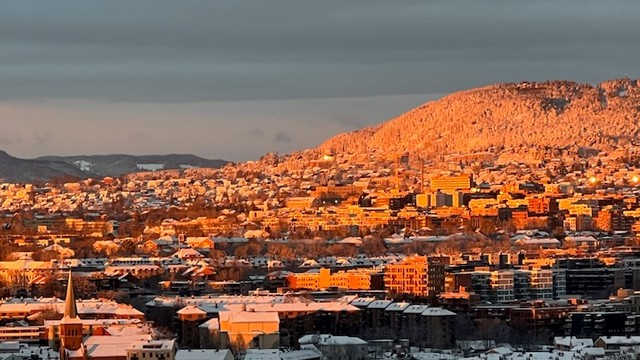 Fra balkongen er det fantastiske solnedganger. Selgers egne bilder.