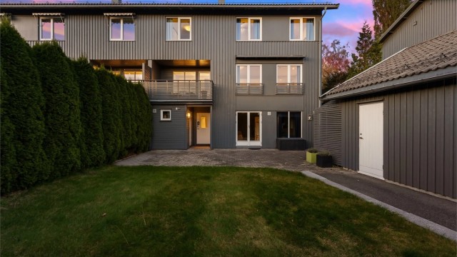 Velkommen til Maisen Pedersens vei 30 - Boligen er svært innholdsrik med 4 soverom, 3 stuer, 3 bad i tillegg til vaskerom - det er til og med mulighet for ny eier å etablere hybel og leie ut deler av underetasjen
Fotofirma: Zovenfra