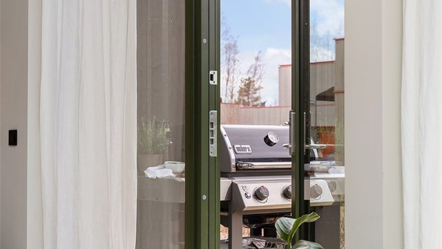 Terrassedør med 3-lags isolerglass åpner opp mot uteområdet.