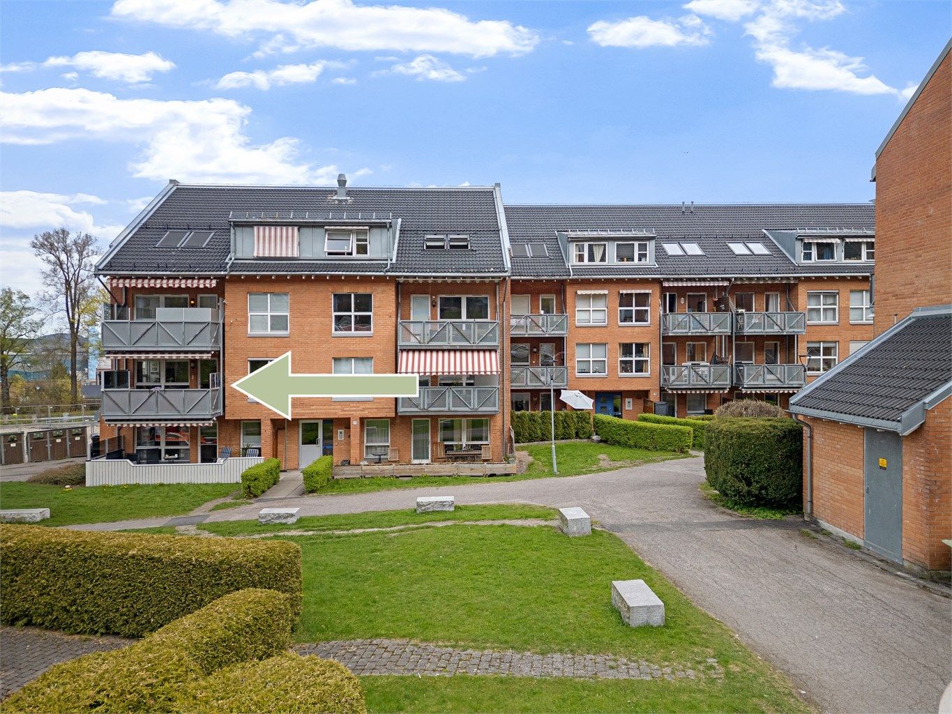 Felles inngangsparti med videre trappeadkomst til leilighetens etasjeplan (2. etasje).