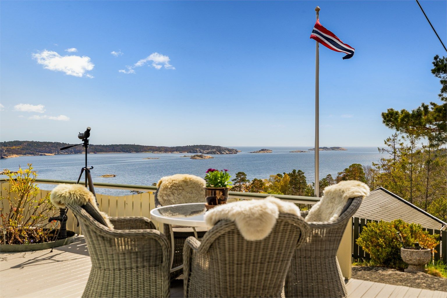 Fra eiendommen får du nydelig utsikt og full kontroll over båtlivet på sjøen en varm sommerdag.